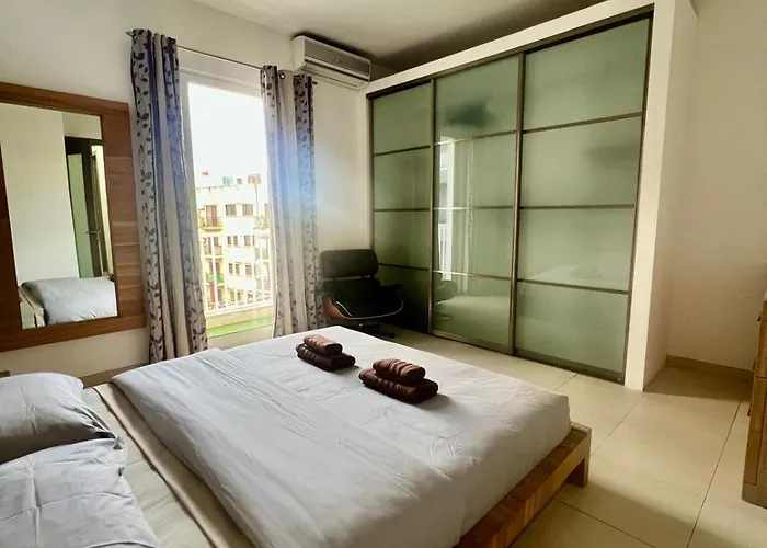 St Julian's 3 Bedroom - 10 Mins From The Sea 아파트 *